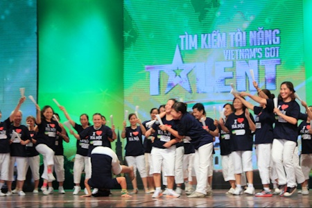Các cụ già U80 nhảy Hiphop - 3 Ngoài ra còn thực hiện những kỹ thuật rất khó như xoay đầu