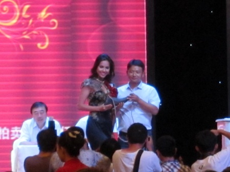 Quà tặng của Hoàng My bán được giá cao - 1 Chiếc tù và của Hoàng My bán được hơn 320 triệu đồng.
