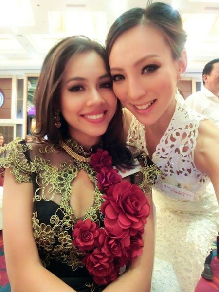 Quà tặng của Hoàng My bán được giá cao - 7 Hoàng My và những người bạn trong buổi bán đấu giá.