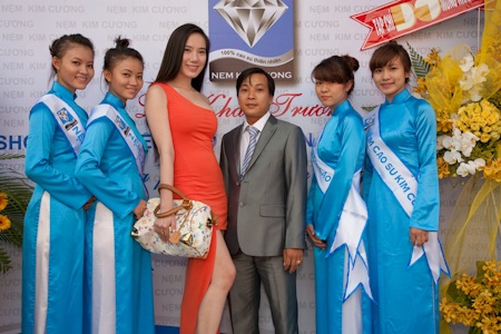 Chung Thục Quyên tới mừng ra mắt showroom mới