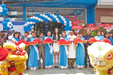 Jimmii Nguyễn cắt băng khai trương