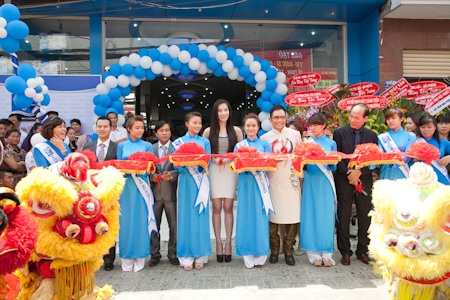 Jimmii Nguyễn cắt băng khai trương