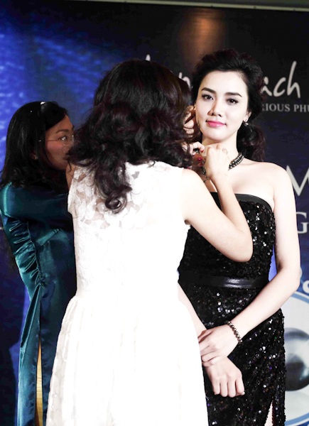 Trang Nhung làm đại sứ ngọc trai - 4 Trang Nhung chia sẻ, cô rất vui và hãnh diện khi được trao trọng trách mới.