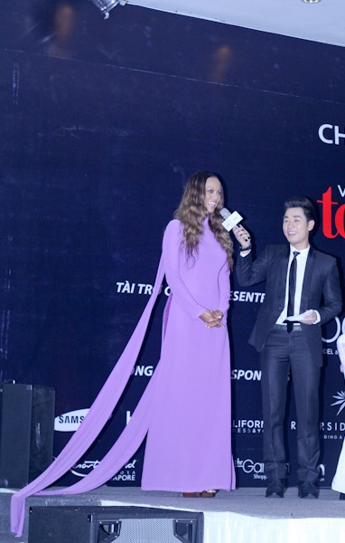 Tyra Banks duyên dáng với áo dài tím - 2 Tyra Banks duyên dáng với áo dài tím - 2