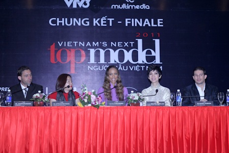 Tyra Banks duyên dáng với áo dài tím - 4 Tyra Banks duyên dáng với áo dài tím - 4