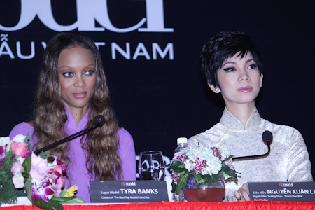 Tyra Banks duyên dáng với áo dài tím - 8 Tyra Banks duyên dáng với áo dài tím - 8