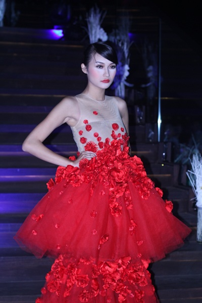 Khi người mẫu diễn thời trang trên... cầu thang - 12 Khi người mẫu diễn thời trang trên... cầu thang - 12