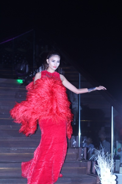 Khi người mẫu diễn thời trang trên... cầu thang - 14 Khi người mẫu diễn thời trang trên... cầu thang - 14