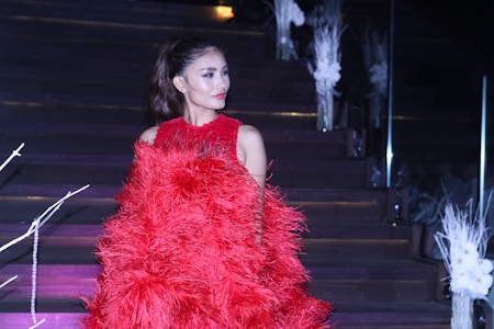 Khi người mẫu diễn thời trang trên... cầu thang - 15 Khi người mẫu diễn thời trang trên... cầu thang - 15