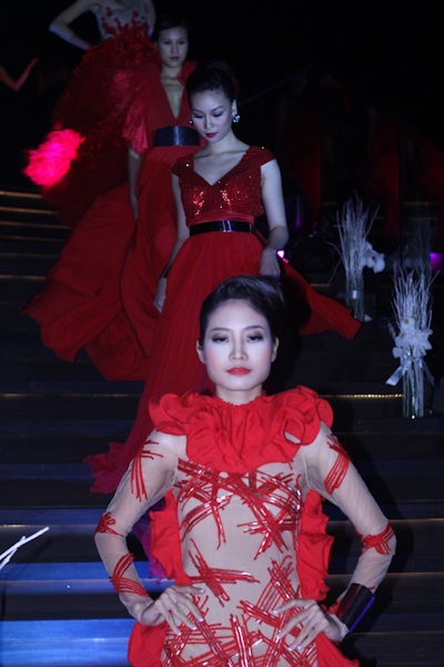 Khi người mẫu diễn thời trang trên... cầu thang - 16 Khi người mẫu diễn thời trang trên... cầu thang - 16