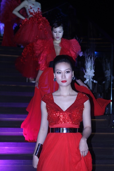 Khi người mẫu diễn thời trang trên... cầu thang - 8 Khi người mẫu diễn thời trang trên... cầu thang - 8