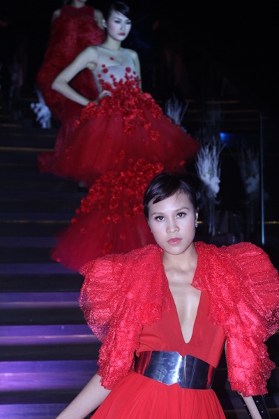 Khi người mẫu diễn thời trang trên... cầu thang - 10 Khi người mẫu diễn thời trang trên... cầu thang - 10