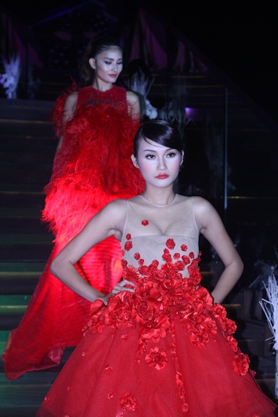 Khi người mẫu diễn thời trang trên... cầu thang - 13 Khi người mẫu diễn thời trang trên... cầu thang - 13