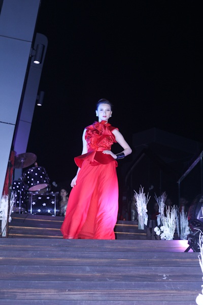 Khi người mẫu diễn thời trang trên... cầu thang - 3 Khi người mẫu diễn thời trang trên... cầu thang - 3