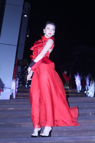 Khi người mẫu diễn thời trang trên... cầu thang - 4 Khi người mẫu diễn thời trang trên... cầu thang - 4