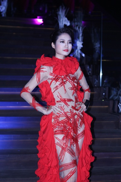 Khi người mẫu diễn thời trang trên... cầu thang - 6 Khi người mẫu diễn thời trang trên... cầu thang - 6