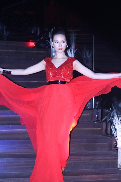 Khi người mẫu diễn thời trang trên... cầu thang - 7 Khi người mẫu diễn thời trang trên... cầu thang - 7