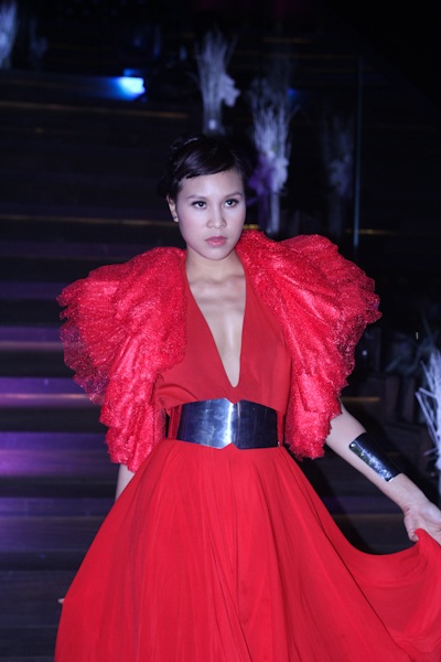 Khi người mẫu diễn thời trang trên... cầu thang - 9 Khi người mẫu diễn thời trang trên... cầu thang - 9