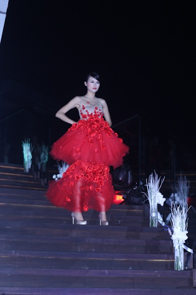 Khi người mẫu diễn thời trang trên... cầu thang - 11 Khi người mẫu diễn thời trang trên... cầu thang - 11