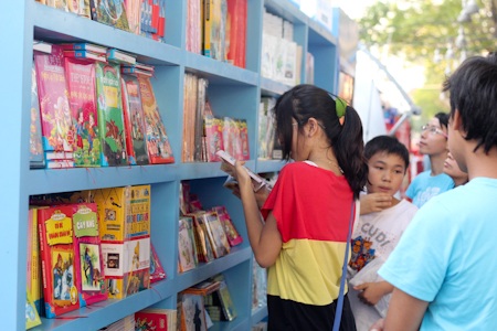 Tưng bừng đường sách tết 2012 - 13