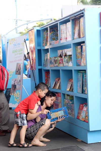 Tưng bừng đường sách tết 2012 - 17