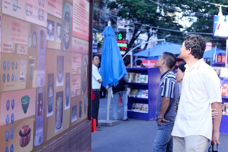 Tưng bừng đường sách tết 2012 - 1