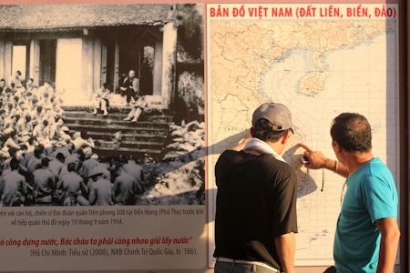 Tưng bừng đường sách tết 2012 - 3