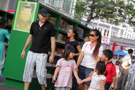 Tưng bừng đường sách tết 2012 - 16
