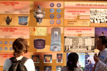 Tưng bừng đường sách tết 2012 - 2