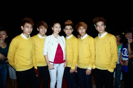 Phạm Văn Mách được "hâm mộ cuồng nhiệt" - 7