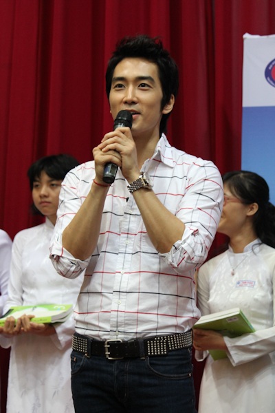 Song Seung Heon trao học bổng cho sinh viên - 12 Song Seung Heon trao học bổng cho sinh viên - 12