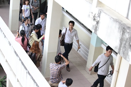Song Seung Heon trao học bổng cho sinh viên - 4 Song Seung Heon trao học bổng cho sinh viên - 4