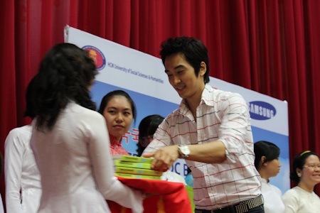 Song Seung Heon trao học bổng cho sinh viên - 8 Song Seung Heon trao học bổng cho sinh viên - 8