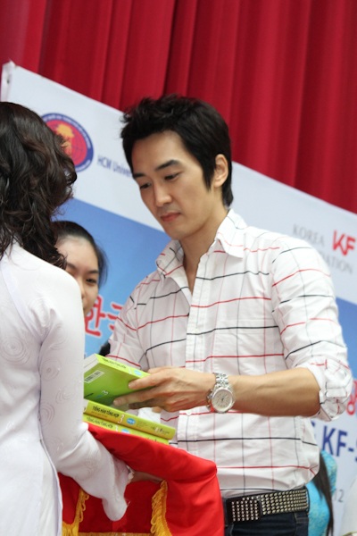 Song Seung Heon trao học bổng cho sinh viên - 9 Song Seung Heon trao học bổng cho sinh viên - 9