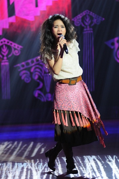 Dương Triệu Vũ "đa sắc" trong liveshow - 8 Đồng Lan cũng được mời tham gia trong liveshow này, cô có phần biểu diễn tương đối thành công