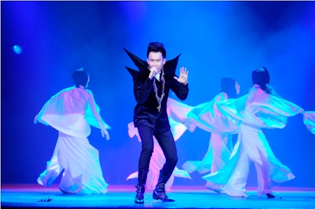 Dương Triệu Vũ "đa sắc" trong liveshow - 19 Ch