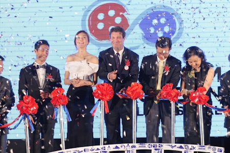 Cha Ye-Ryeon sánh đôi cùng Johnny Trí Nguyễn - 15 Các vị đại biểu cắt băng khai mạc LHP