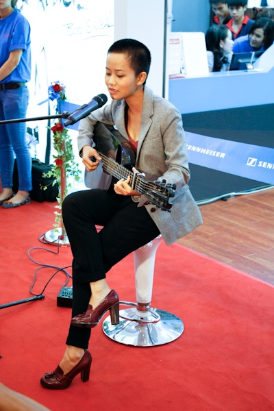 Lê Cát Trọng Lý gây ngạc nhiên với đầu "đinh" - 2 Nhưng giọng hát của cô vẫn giữ được nét hồn nhiên, đáng yêu.