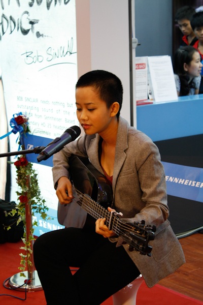 Lê Cát Trọng Lý gây ngạc nhiên với đầu "đinh" - 3 Lê Cát Trọng Lý với hình ảnh quen thuộc: một cô gái nhỏ ôm đàn hát.