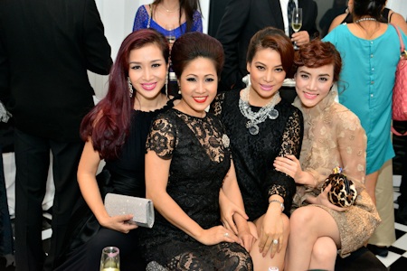 Á hậu Hương Giang trở lại với showbiz - 19 Rất đông nghệ sĩ xuất hiện trong Milano show tối 21/10 vừa qua.