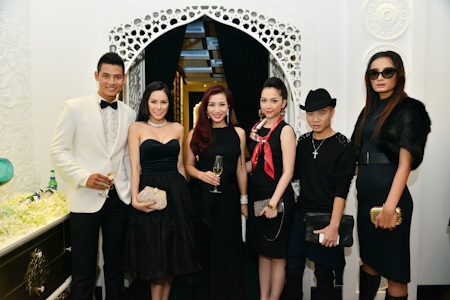 Á hậu Hương Giang trở lại với showbiz - 20 Rất đông nghệ sĩ xuất hiện trong Milano show tối 21/10 vừa qua.