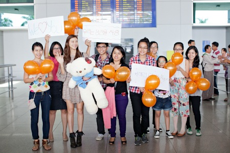 Cha Ye-Ryeon đã có mặt tại Việt Nam - 11 Cô cũng tỏ ra rất hoà đồng và sẵn sàng chụp hình lưu niệm với fans