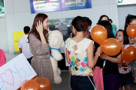 Cha Ye-Ryeon đã có mặt tại Việt Nam - 8 Người đẹp vẫy chào cảm ơn báo chí và các fans đã chờ đón cô