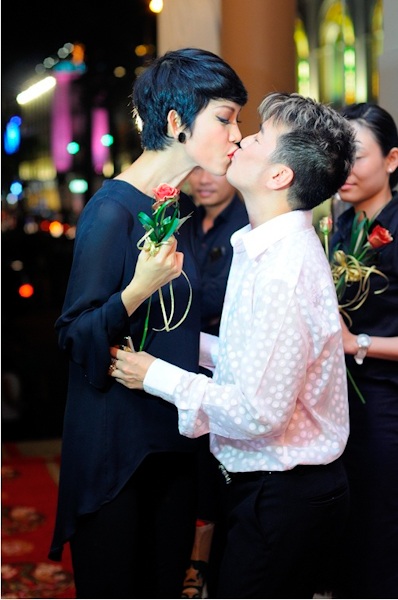 Xuân Lan bất ngờ... hôn môi Mr Đàm - 1 Xuân Lan bất ngờ tặng Mr Đàm một nụ hôn