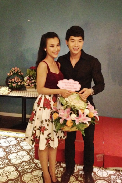 Á hậu Hoàng Oanh rạng rỡ trong tiệc cảm ơn - 7 Trương Nam Thành tới chung vui với Hoàng Oanh