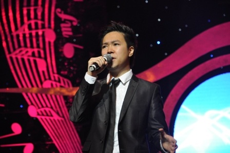 Lê Hiếu trong liveshow của Trịnh Nam Sơn tại Hà Nội