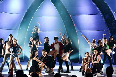 Trong đêm chung kết, top 20 của cuộc thi lại góp mặt và tham gia biểu diễn