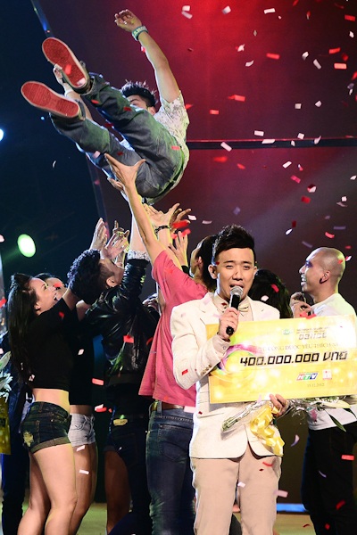 Anh chàng cũng nhận được sự chúc mừng nhiệt tình của bạn bè