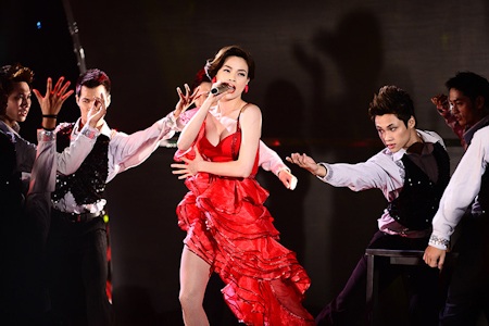Hồ Ngọc Hà tham gia biểu diễn trong đêm chung kết