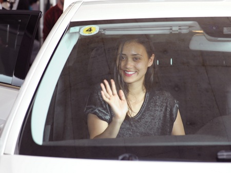 Người đẹp tỏ ra rất thân thiện và thoải mái